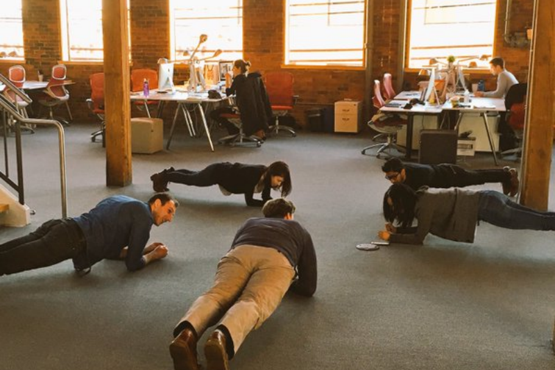daily-standup-meeting-planking